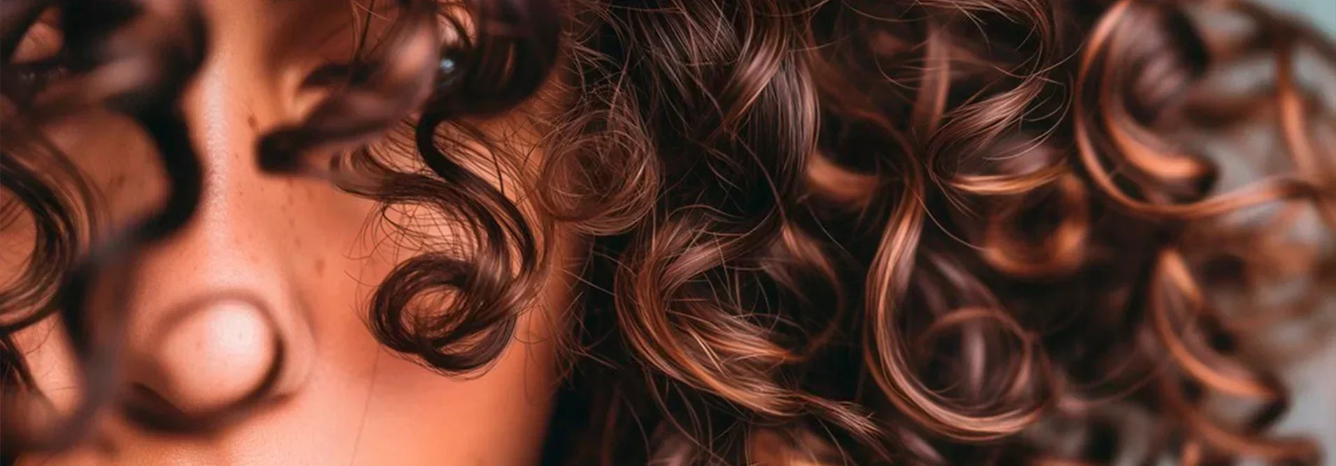 Cómo activar los rizos los días que no te toca lavar el cabello