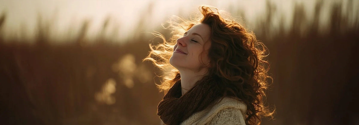 ¿Tu bufanda estropea tus rizos? Cómo evitar el frizz que aparece con la ropa de otoño