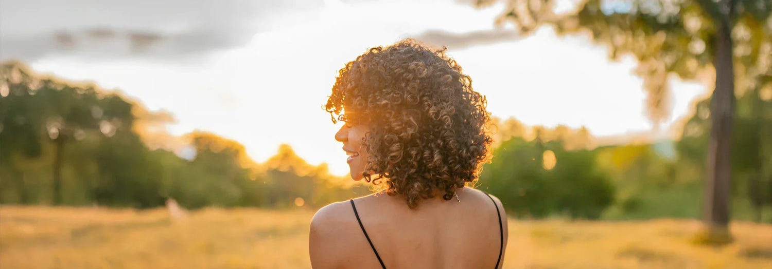 El calor ya está aquí: así impacta en tus rizos
