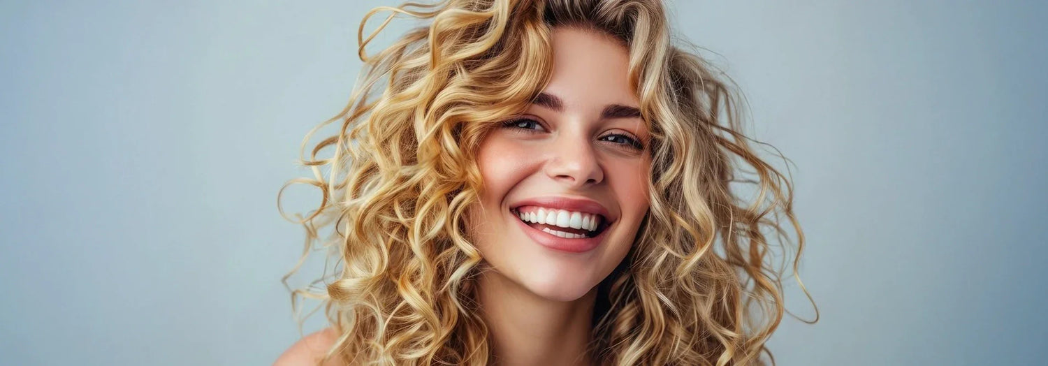 Trucos de definición que transforman tu cabello rizado