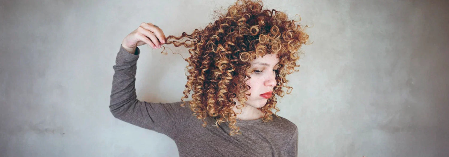 Cabello rizado con mechas: cómo cuidarlo y evitar daños